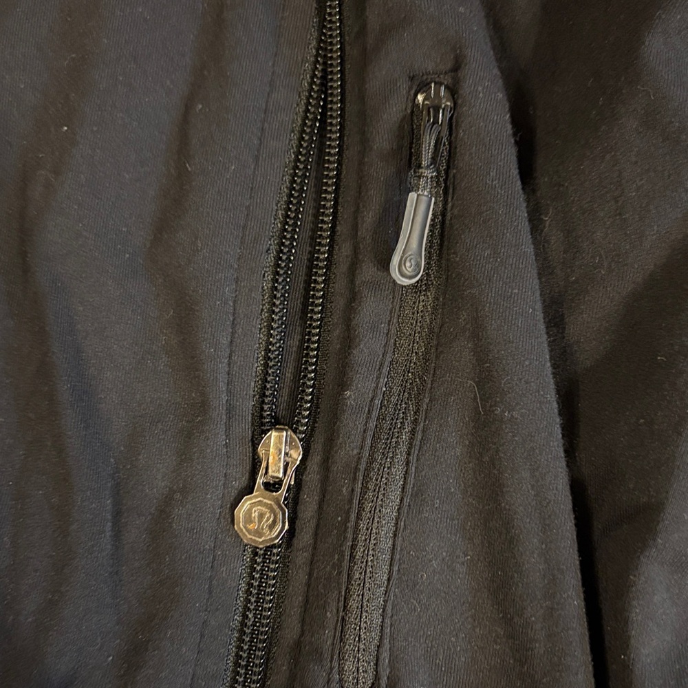 🎉Lululemon Athletica Men’s Black Zip-Up Jacket! - Picture 3 of 5